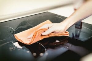 storstädning rengöra keramikhäll